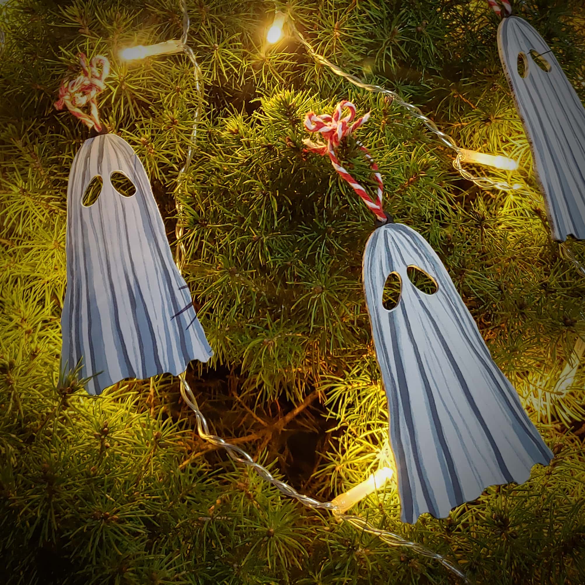 christmas-ghost-tree-ornaments-closeup